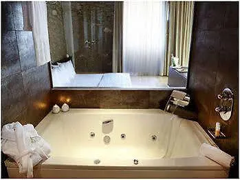 Guest house Hostal Antic Balneari De Rocallaura